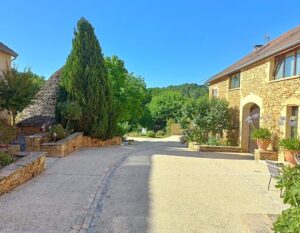 Vue extérieure de l'allée desservant les chambres Aux Bories de Marquay