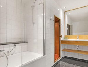 Salle de bain avec baignoire et sauna infrarouge au village vacances Hof Van Saksen