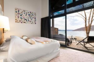 chambre deluxe avec balcon et vue sur le lac