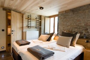 chambre double avec salle de bain privative au gite de groupe La Grange Nicolas en Belgique