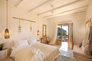 décoration naturelle pour cette chambre double cosy à l'hôtel Kea Retreat dans les Cyclades
