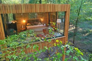 vue extérieure d'une cabane dans les arbres pour une nuit atypique à Esvres à l'hôtel Loire Valley Lodge