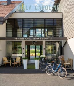 Entrée de l'hôtel bien-être Villa Caroline avec des vélos en location