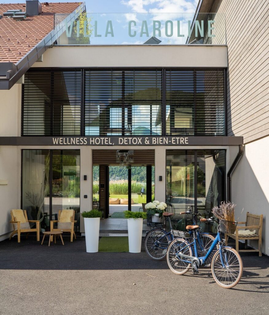 Entrée de l'hôtel bien-être Villa Caroline avec des vélos en location