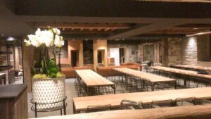 grande salle à manger pour accueillir des groupes