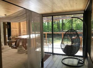 lodge avec baignoire extérieure