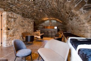 party room dans les caves voutées, idéale pour danser lors des fêtes