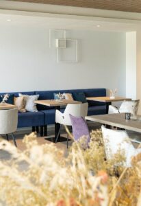 Salle de restaurant de la Villa Caroline avec cure détox et jeûne pour se ressourcer et faire un break