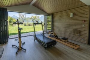 salle de fitness avec vue sur la verdure et les montagnes