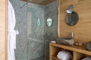 salle de douche dans un lodge