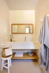 lavabo tout en béton ciré dans une chambre de l'hôtel Kea Retreat