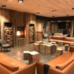 Salon avec feu de cheminée dans une location de vacances pour les groupes
