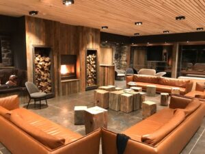 Salon avec feu de cheminée dans une location de vacances pour les groupes