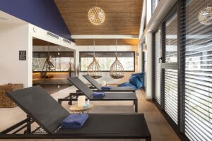 Transat dans le spa de la Villa Caroline avec sauna et fauteuil suspendu pour se détendre et se relaxer