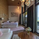 Chambre cosy et chaleureuse avec du bois et des grandes baies vitrées donnant une magnifique vue sur le lac d'Annecy