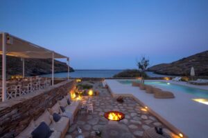 terrasse cosy avec salon et brasero pour profiter des couchers de soleil sur la mer des cyclades