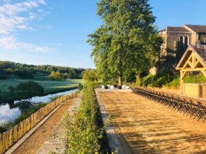 grande terrasse au bord de l'Ourthe en Ardenne pouvant accueillir des groupes