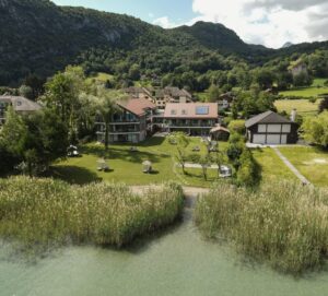 vue aérienne de la villa Caroline avec son jardin donnant un accès direct à la baignade dans le lac d'Annecy