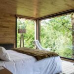 chambre dans un des lodges avec vue sur la nature environnante