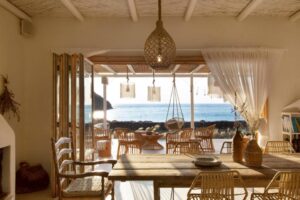 salle à manger à la décoration naturelle avec une magnifique vue mer