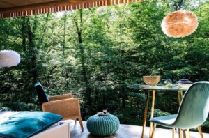 vue sur la nature depuis un des lodges sous la forme de cabane dans les arbres à Esvres en Touraine