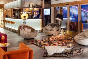bar cosy et chaleureux de l'hôtel Pashmina à Val Thorens idéal pour un vin chaud au coin de la cheminée