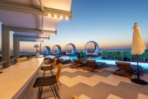 bar piscine de l'hôtel Onira Suite Dreams au coucher du soleil
