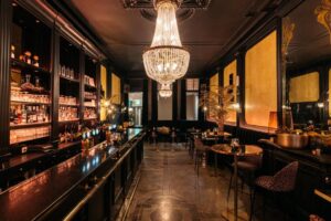 bar et salle du restaurant de l'hôtel Britanique dans le Limbourg aux Pays-Bas