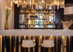 Bar de l'hôtel Elysia à Paris cosy et chic pour l'apéritif