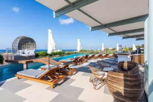 Bar au bord de la piscine avec vue sur la mer à l'appart'hôtel Onira Suite Dreams en Crète