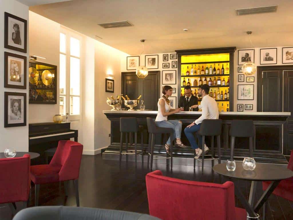 Piano bar de la Villa Fanny pour prendre l'apéritif avant de sortir dîner dans Cagliari