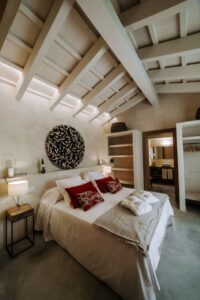 chambre cosy sous les poutres à l'agriturismo Rafal Rubi en Espagne