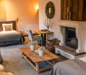 chambre familiale avec cheminée dans un hôtel à la campagne dans le Limbourg aux Pays-Bas