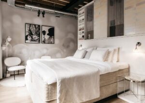 Chambre toute blanche à la décoration poétique dans un Boutique Hôtel à Maastricht, l'un des plus beaux hôtels de charme du Limbourg