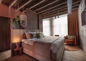 chambre poétique et cosy dans un style mixé industriel