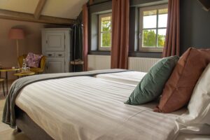 chambre sous pente avec son coin salon dans le Limbourg