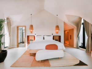 grande chambre lumineuse teintes blanche et orange
