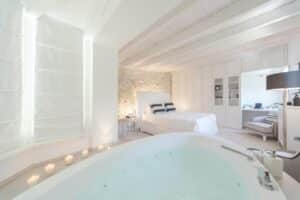 chambre cosy et romantique avec son jacuzzi et les bougies pour un moment en amoureux à Cagliari en Sardaigne