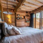chambre cosy et chaleureuse pour dormir dans les arbres avec une vue sur la Champagne, idéal pour un weekend en amoureux atypique