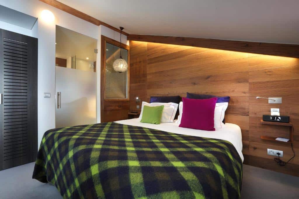 Chambre double avec tête de lit en bois