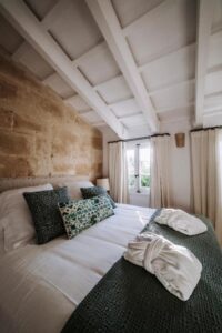 chambre de charme avec pierre apparente et poutre dans un agritourisme en Espagne