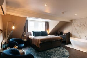 chambre cosy en sous pente à Maastricht avec la baignoire dans la chambre