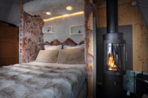logement atypique pour une expérience nocture : une nuit dans un igloo cosy avec poêle à bois