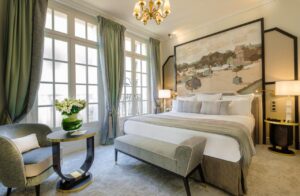 Chambre chaleureuse et poétique dans les teintes vertes à l'hôtel Elysia à Paris