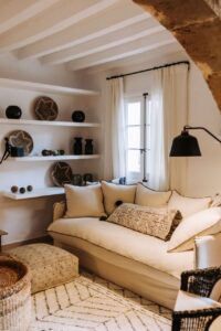 Coin salon cosy et chaleureux à la décoration un peu ethnique