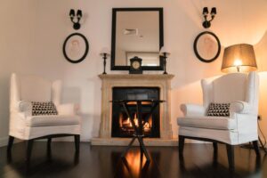 fauteuils autour de la cheminée, idéal pour le thé ou pour lire au coin du feu