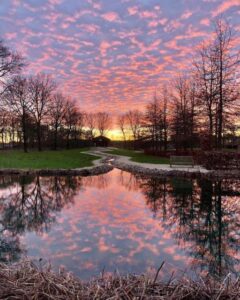 coucher de soleil qui se reflète dans la rivière aux Pays-Bas