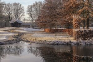 paysage d'hiver gelé dans les jardins de l'hôtel Hilkensberg