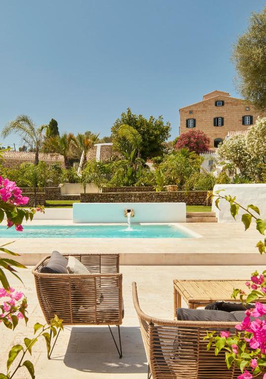 Magnifique jardin avec piscine et terrasse fleurie à Minorque en Espagne