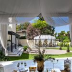 pergola d'été dans le jardin de la Villa Fanny en Sardaigne, Italie